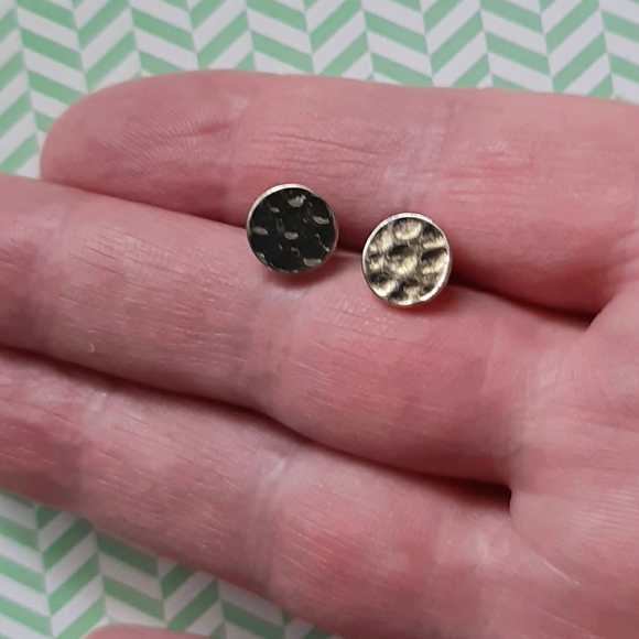 Hammered gold tone stud earrings, 6mm - Picture 3 of 4